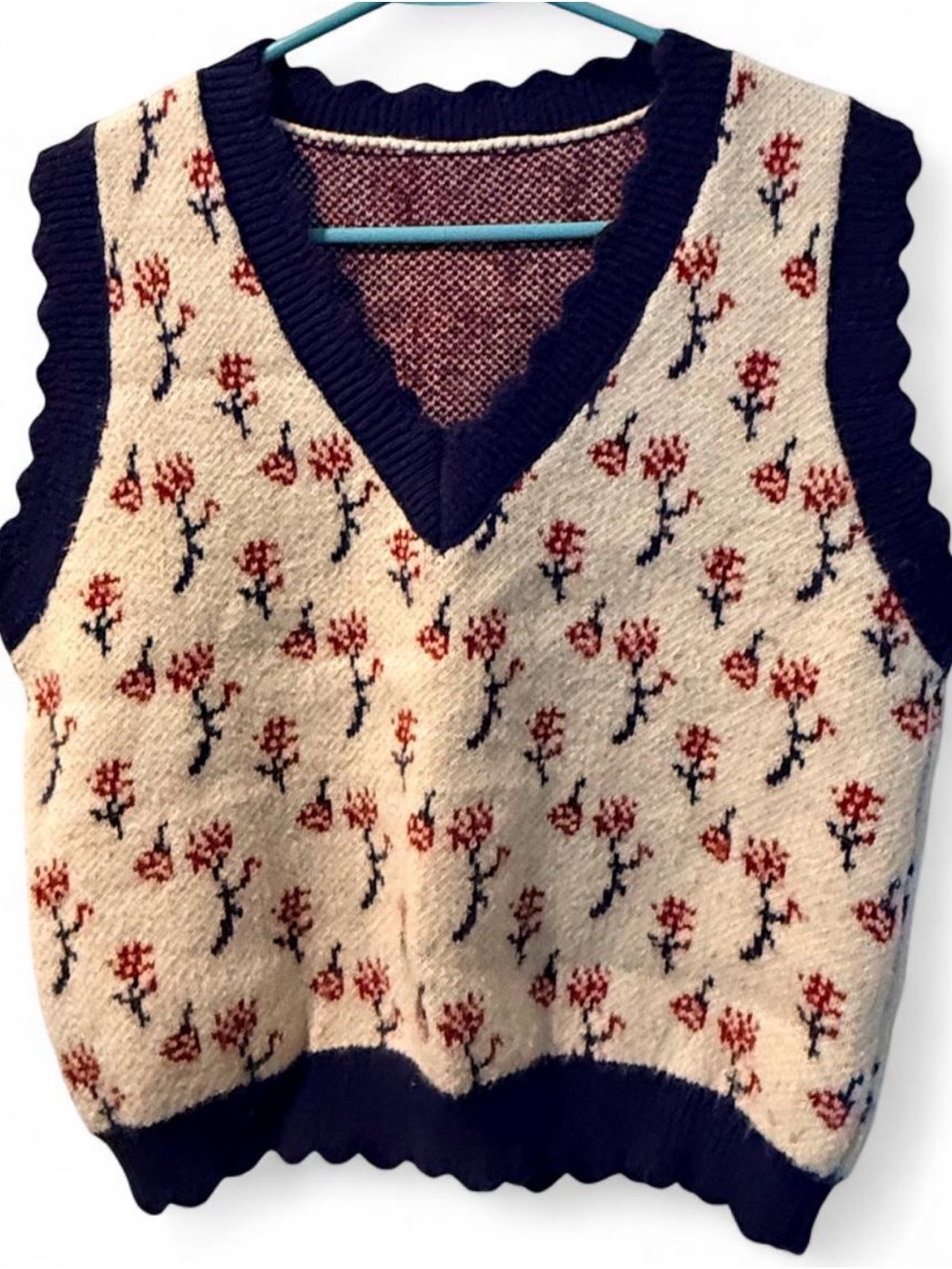 Floral Knit V-Neck Sweater Vest in Cream and Navy